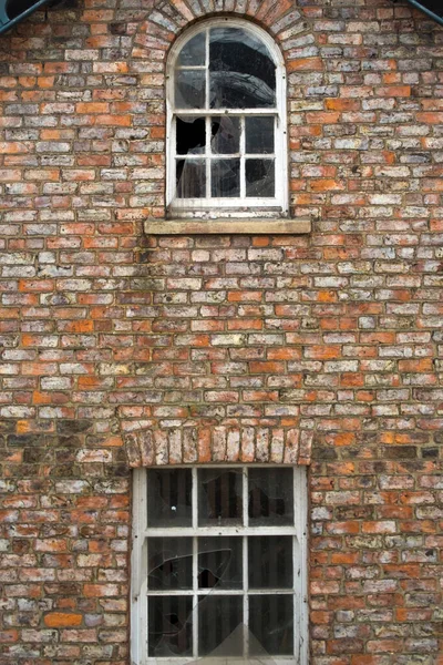 Ventanas Rotas Una Casa Ladrillo Ruinas — Foto de Stock