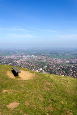 Worcestershire Beacon 'dan panoramik manzara, Malvern Hills' in en yüksek noktası, kasabanın üzerinde ve Worcestershire kırsalının aşağısında, Malvern, Worcestershire, İngiltere