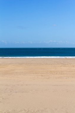 Bosherston, Pembrokeshire, İngiltere yakınlarındaki Broad Haven 'da deniz ve gökyüzü ufkunun yarısı kadar.