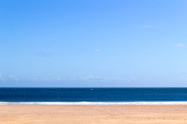 Bosherston, Pembrokeshire, İngiltere yakınlarındaki Broad Haven 'da deniz ve gökyüzü ufkunun yarısı kadar.