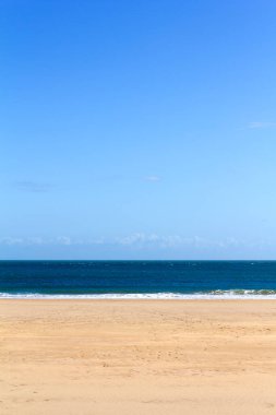 Bosherston, Pembrokeshire, İngiltere yakınlarındaki Broad Haven 'da deniz ve gökyüzü ufkunun yarısı kadar.