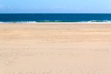 Bosherston, Pembrokeshire, İngiltere yakınlarındaki Broad Haven 'da deniz ve gökyüzü ufkunun yarısı kadar.