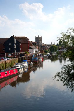 Gloucestershire, İngiltere 'deki Tewkesbury şehir merkezi yakınlarındaki Avon Navigasyonu' na demirlemiş tekneler.