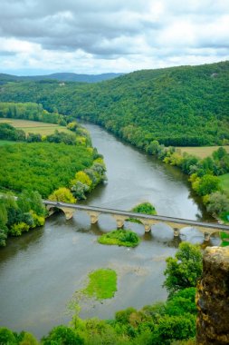 Yaz sonu tarlaları ve Castelnaud-la-Chapelle, Aquitane, Fransa yakınlarındaki Dordogne Vadisi 'nin üzerinde.