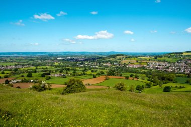 Selsley Common 'dan The Severn Vale, Gloucestershire, İngiltere' deki tarlalar üzerine geniş bir görüş.