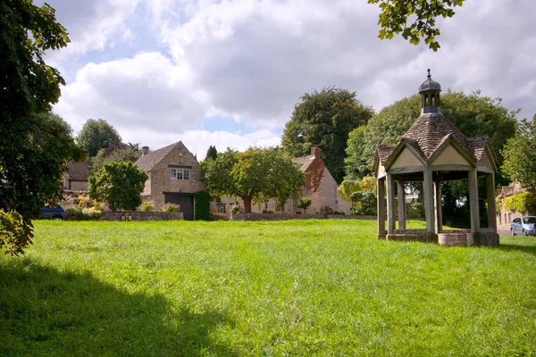 Régi Szivattyú Ház Háromszög Alakú Falu Zöld Farmington Cotswolds Gloucestershire — Stock Fotó