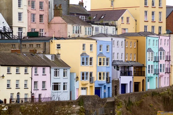 Tenby, Pembrokeshire, Galler, İngiltere 'deki limanın üzerindeki çeşitli renkli evler.