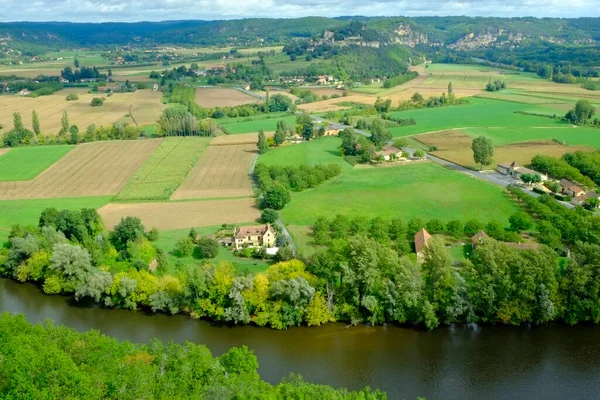 法国阿基坦Castelnaud Chapelle附近的Dordogne山谷的拼凑地和河流的夏末景观 — 图库照片