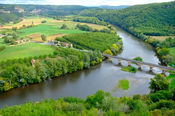 法国阿基坦Castelnaud Chapelle附近的Dordogne山谷的拼凑地和河流的夏末景观 — 图库照片