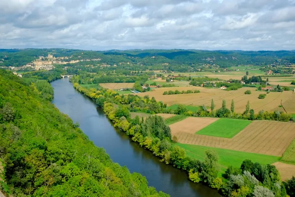 法国阿基坦Castelnaud Chapelle附近的Dordogne山谷的拼凑地和河流的夏末景观 — 图库照片