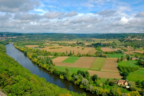 法国阿基坦Castelnaud Chapelle附近的Dordogne山谷的拼凑地和河流的夏末景观 — 图库照片