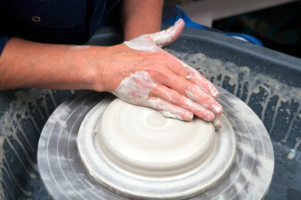 Eine Keramikkünstlerin Bei Der Arbeit Ihrem Heimischen Töpferatelier Und Wirft — Stockfoto