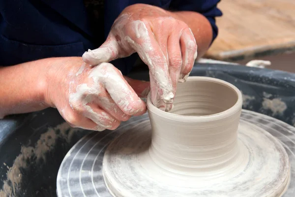 Una Signora Artista Ceramica Lavoro Nel Suo Studio Ceramica Casa — Foto Stock
