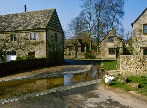 Cotswold Kőházak Régi Ford Tavaszi Napsütésben Duntisbourne Leer Cotswolds Gloucestershire — Stock Fotó