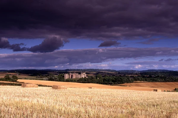 Raglan Kalesi, Monmouthshire, Galler, İngiltere üzerinde fırtına bulutları ve güneş ışığı