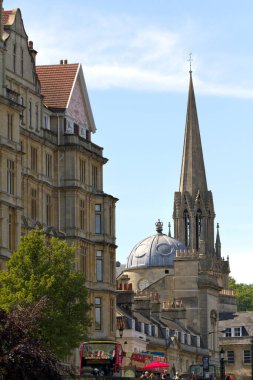 Bath, İngiltere - 19 Haziran 2011: Bath, Somerset, İngiltere 'de çeşitli mimari stiller. Bath, UNESCO 'nun dünya mirası sitesidir. Mimarisi ile ünlüdür..