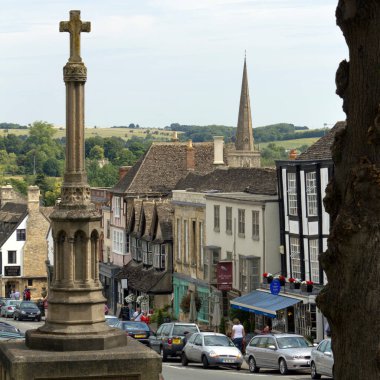 Burford, Oxfordshire, İngiltere - 5 Temmuz 2011: Çeşitli mimari tarzlar ana caddede ziyaretçilerle meşgul, Burford, Oxfordshire, İngiltere. Burford, 