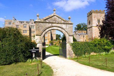 Chastleton, Oxforshire, İngiltere - 15 Eylül 2012: İngiltere 'nin ünlü Chastleton House, Oxfordshire ziyaretçileri muhteşem sonbahar güneşiyle geldiler. Chastleton Malikanesi, Chastleton 'da Moreton-in-Marsh yakınlarında bulunan ve sahibi olduğu bir Jacobean kır evi.