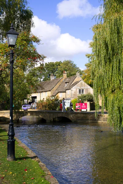 Bourton Water Engeland Oktober 2010 Bezoekers Toeristen Profiteren Van Herfstzon — Stockfoto