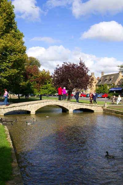 Bourton Water Ngiltere Ekim 2010 Ziyaretçiler Turistler Bazen Bourton Water — Stok fotoğraf