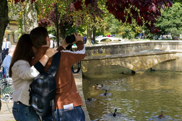 2010年10月7日 游客和观光客在 科茨沃尔德的威尼斯 Venice Cotswolds 中享受秋天的阳光 当地五座石桥中最早的一座建于1654年 — 图库照片