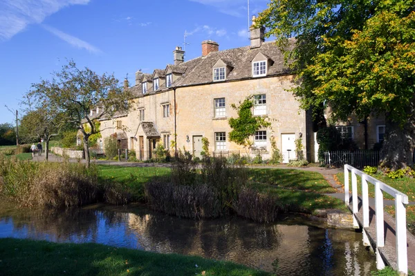 Lower Slaughter Велика Британія Жовтня 2010 Sightseers Autumn Sunshine Idyllic — стокове фото