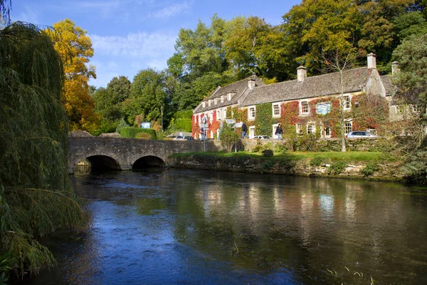 2010年10月7日 イギリス グロスタシャー州ビブリー ビブリーのコルン川にかかる古い橋の古典的な初秋の景色 ビバリーはかつてウィリアム モリス 1834年 1896年 によって イングランドで最も美しい村 — ストック写真