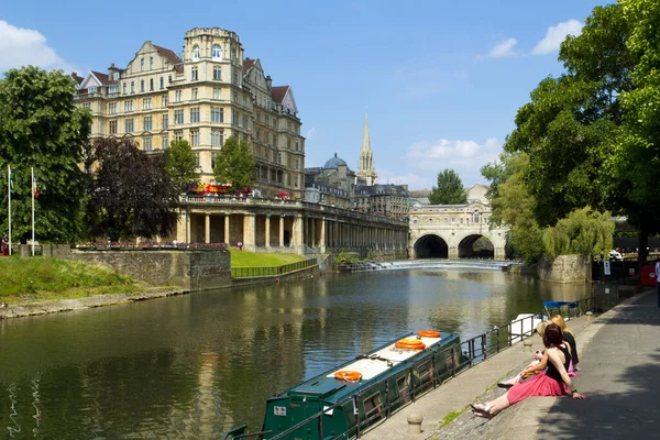 Bath Juli 2011 Vrouwen Zitten Zomerzon Naast Kleurrijke Kanaalboten Afgemeerd — Stockfoto