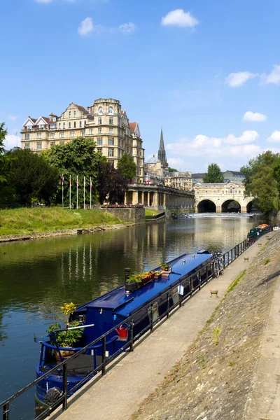 Bath Juli 2011 Vrouwen Zitten Zomerzon Naast Kleurrijke Kanaalboten Afgemeerd — Stockfoto