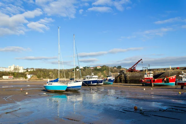 Tenby Storbritannien November 2011 Fiskebåtar Kvar Sanden Hamnen Vid Lågvatten — Stockfoto