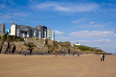 Tenby, İngiltere - 29 Mart 2013: Canlı mavi boyalı bir ev Tenby, Pembrokeshire, İngiltere 'deki kayalıkların tepesindeki gri evler arasında göze çarpıyor