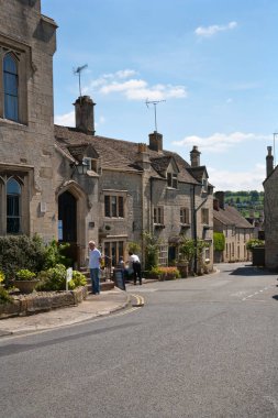 Painswick, Gloucestershire, İngiltere - 15 Mayıs 2014: Picturesque Cotswold taş evleri Painswick, Gloucestershire, İngiltere 'deki birçok caddede yer almaktadır.