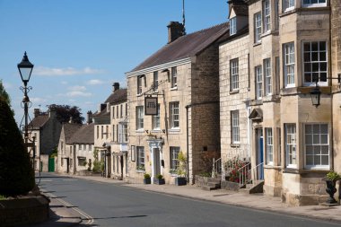 Painswick, Gloucestershire, İngiltere - 15 Mayıs 2014: Painswick, Gloucestershire, İngiltere üzerinden ana caddedeki Picturesque Cotswold taş evleri