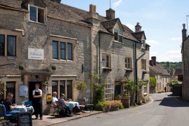 Painswick, Gloucestershire, İngiltere - 15 Mayıs 2014: Picturesque Cotswold taş evleri Painswick, Gloucestershire, İngiltere 'deki birçok caddede yer almaktadır.