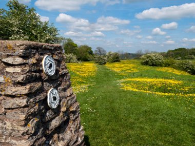 Haresfield, Gloucestershire, İngiltere - 15 Mayıs 2014: Cotswold Yolu, Gloucestershire, İngiltere 'deki Haresfield Beacon' da eski bir trigonometri noktasında uzun mesafe patikası.