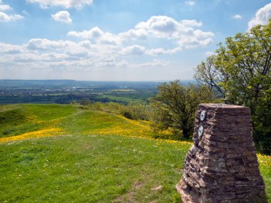 Haresfield, Gloucestershire, İngiltere - 15 Mayıs 2014: Cotswold Yolu, Gloucestershire, İngiltere 'deki Haresfield Beacon' da eski bir trigonometri noktasında uzun mesafe patikası.