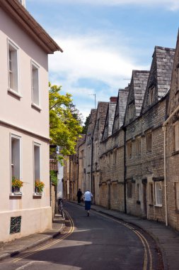 Cirencester, İngiltere - 21 Mayıs 2014: Cirencester, Gloucestershire, İngiltere 'nin eski bölgelerinde tarihi ve antika binalar sıralanmaktadır. 18. yüzyılın sonunda Cirencester, ürünleri için piyasalara kolay erişimi olan gelişmekte olan bir pazar kasabasıydı. 