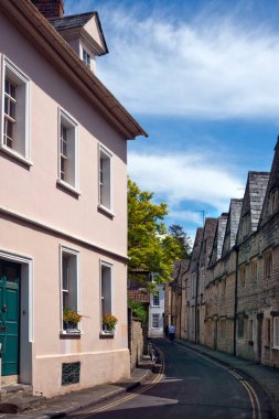 Cirencester, İngiltere - 21 Mayıs 2014: Cirencester, Gloucestershire, İngiltere 'nin eski bölgelerinde tarihi ve antika binalar sıralanmaktadır. 18. yüzyılın sonunda Cirencester, ürünleri için piyasalara kolay erişimi olan gelişmekte olan bir pazar kasabasıydı. 