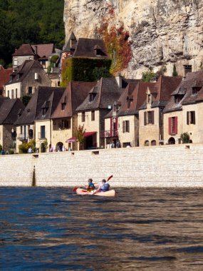 La Roque-Gageac, Fransa - 24 Eylül 2015: La Roque-Gageac, Dordogne, Aquitaine, Fransa 'daki Dordogne Nehri' ndeki kano gezisinden manzara