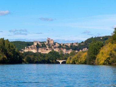 Dordogne, Fransa - 24 Eylül 2015: Beynac-et-Cazenac, Dordogne, Aquitaine, Fransa yakınlarındaki Dordogne Nehri 'ndeki bir kano gezisinden manzara. Dordogne Vadisi 'nin yaşam tarzı ve kültürü Fransa' nın dört bir yanından ziyaretçileri cezbediyor.