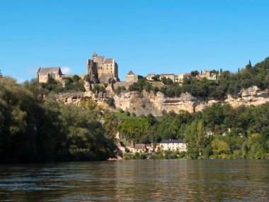 Dordogne, Fransa - 24 Eylül 2015: Beynac-et-Cazenac, Dordogne, Aquitaine, Fransa yakınlarındaki Dordogne Nehri 'ndeki bir kano gezisinden manzara. Dordogne Vadisi 'nin yaşam tarzı ve kültürü Fransa' nın dört bir yanından ziyaretçileri cezbediyor.