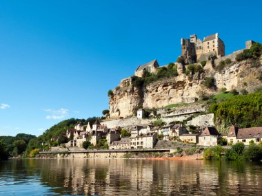 Beynac-et-Cazenac, Fransa - 24 Eylül 2015: Beynac-et-Cazenac, Dordogne, Aquitaine, Fransa 'daki Dordogne Nehri üzerindeki bir kano gezisinden manzara