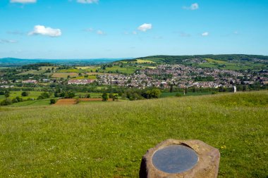 Selsley Common, Gloucestershire, İngiltere - Mayıs 2015: Geç bahar güneşi, Cotswolds 'un batı kıyısındaki Selsley Common' dan Stroud Vadisi ve kasabasına bakan geniş panoramik manzarayı geliştirir. Selsley Common 27.000 hektarlık bir biyolojik arazi ve... 