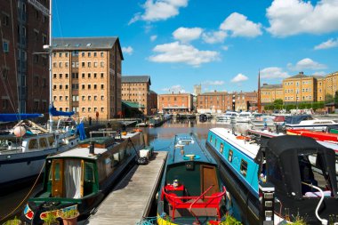 Gloucester, İngiltere - 18 Temmuz 2016: Waterside kafe ve restoranları müşteriler için hazır bekliyor, Gloucester Rıhtımı, Gloucester, İngiltere. Bu tarihi rıhtım alanı köklerini 1800 'lere kadar takip edebilir ve bir zamanlar UK' ların en iç nakliye limanıydı. Bugün çiçek.