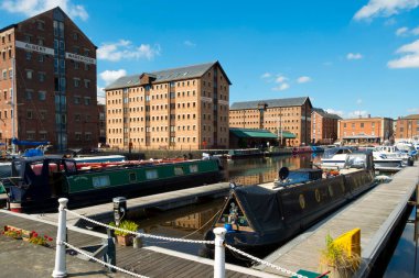 Gloucester, İngiltere - 18 Temmuz 2016: Waterside kafe ve restoranları müşteriler için hazır bekliyor, Gloucester Rıhtımı, Gloucester, İngiltere. Bu tarihi rıhtım alanı köklerini 1800 'lere kadar takip edebilir ve bir zamanlar UK' ların en iç nakliye limanıydı. Bugün çiçek.