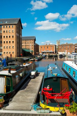 Gloucester, İngiltere - 18 Temmuz 2016: Waterside kafe ve restoranları müşteriler için hazır bekliyor, Gloucester Rıhtımı, Gloucester, İngiltere. Bu tarihi rıhtım alanı köklerini 1800 'lere kadar takip edebilir ve bir zamanlar UK' ların en iç nakliye limanıydı. Bugün çiçek.