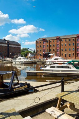 Gloucester, İngiltere - 18 Temmuz 2016: Waterside kafe ve restoranları müşteriler için hazır bekliyor, Gloucester Rıhtımı, Gloucester, İngiltere. Bu tarihi rıhtım alanı köklerini 1800 'lere kadar takip edebilir ve bir zamanlar UK' ların en iç nakliye limanıydı. Bugün çiçek.