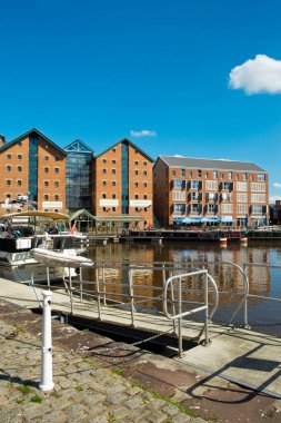 Gloucester, İngiltere - 18 Temmuz 2016: Waterside kafe ve restoranları müşteriler için hazır bekliyor, Gloucester Rıhtımı, Gloucester, İngiltere. Bu tarihi rıhtım alanı köklerini 1800 'lere kadar takip edebilir ve bir zamanlar UK' ların en iç nakliye limanıydı. Bugün çiçek.