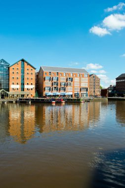 Gloucester, İngiltere - 18 Temmuz 2016: Yenilenmiş Gloucester Rıhtımı, Gloucester, İngiltere çevresindeki yeni binalar ve yeni binalar ticari işletmeler ve konut alanları. Bu tarihi rıhtım alanı köklerini 1800 'lere kadar takip edebilir ve bir zamanlar U idi.