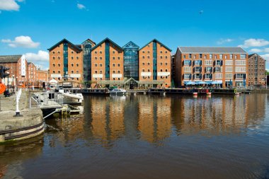 Gloucester, İngiltere - 18 Temmuz 2016: Yenilenmiş Gloucester Rıhtımı, Gloucester, İngiltere çevresindeki yeni binalar ve yeni binalar ticari işletmeler ve konut alanları. Bu tarihi rıhtım alanı köklerini 1800 'lere kadar takip edebilir ve bir zamanlar U idi.